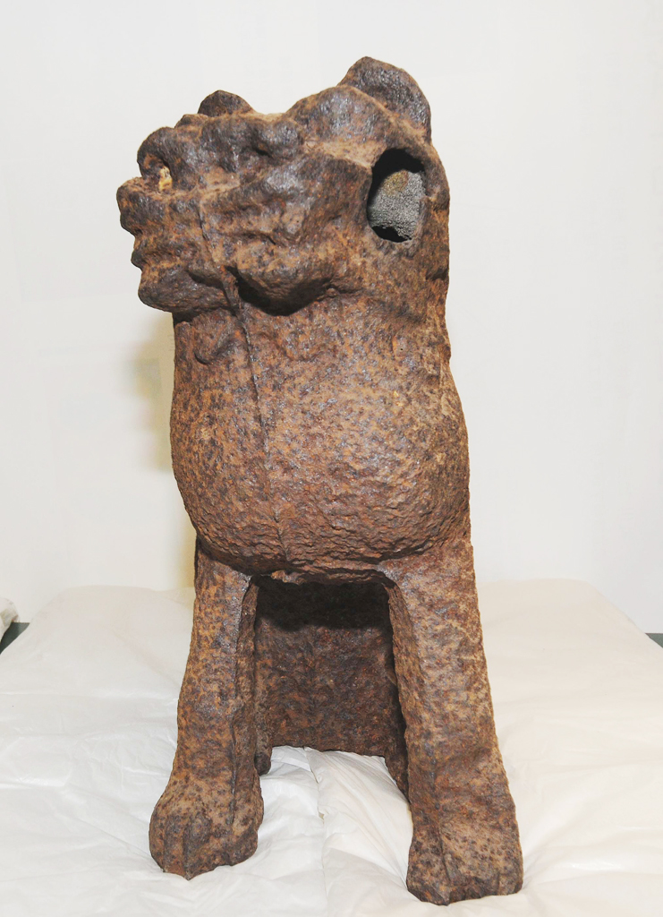 向山神社の鉄造狛犬（吽形）