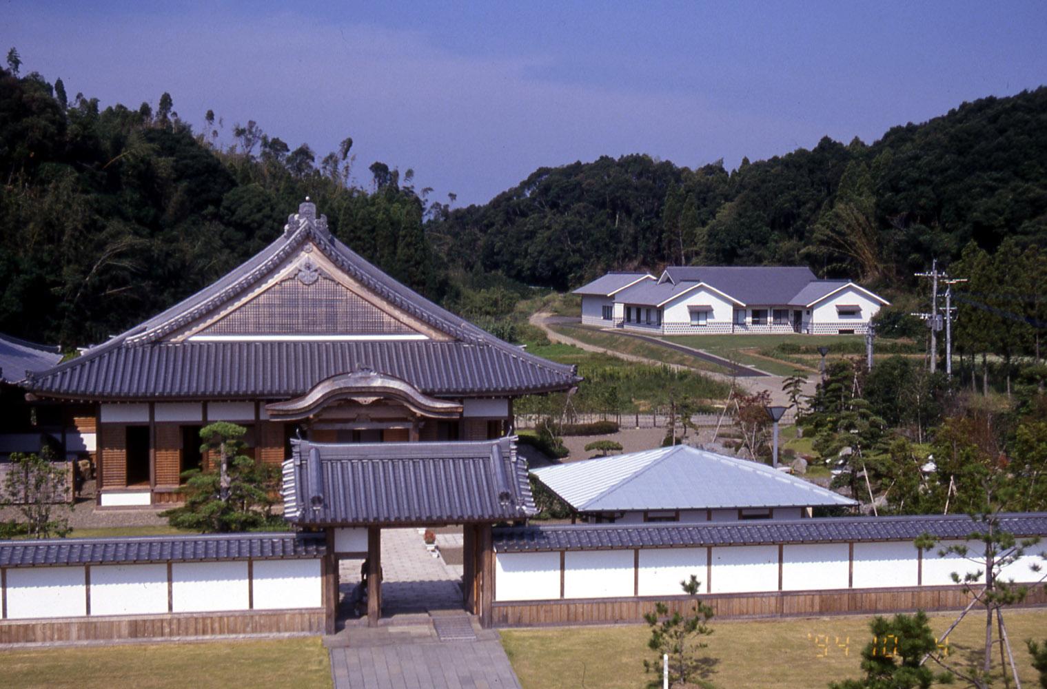 二の丸御殿跡に建つ鶴松館