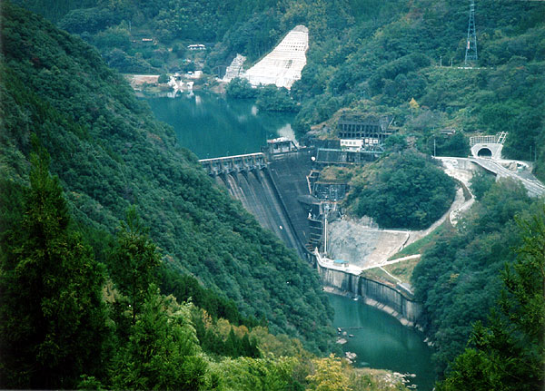 塚原ダム遠景