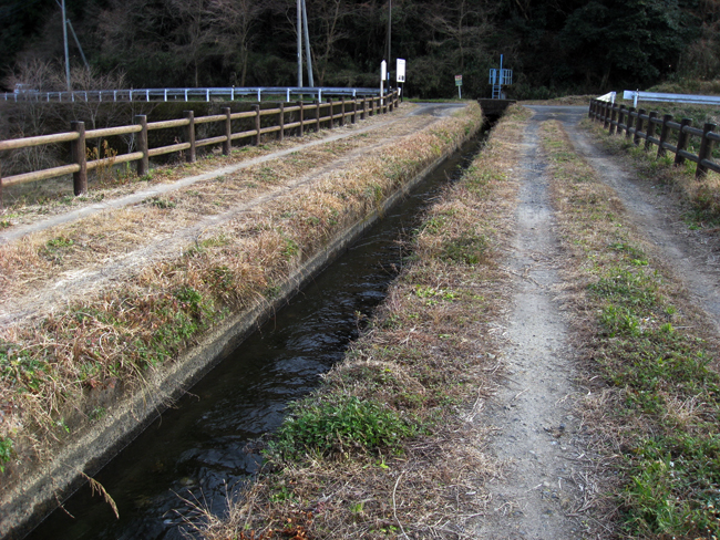 享保水路太鼓橋上の水路２