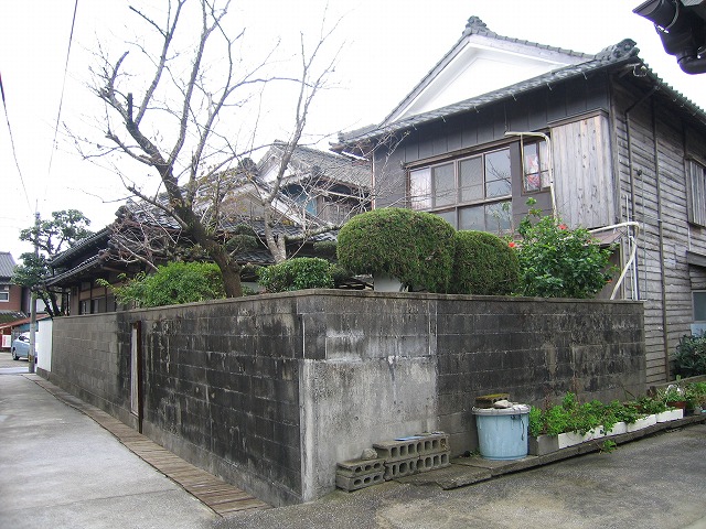 裏側からみた旅館