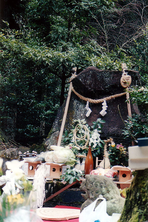 天宮神社の御神体の三角柱等の供え物