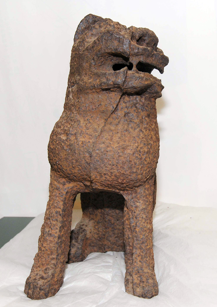 向山神社の鉄造狛犬（阿形）
