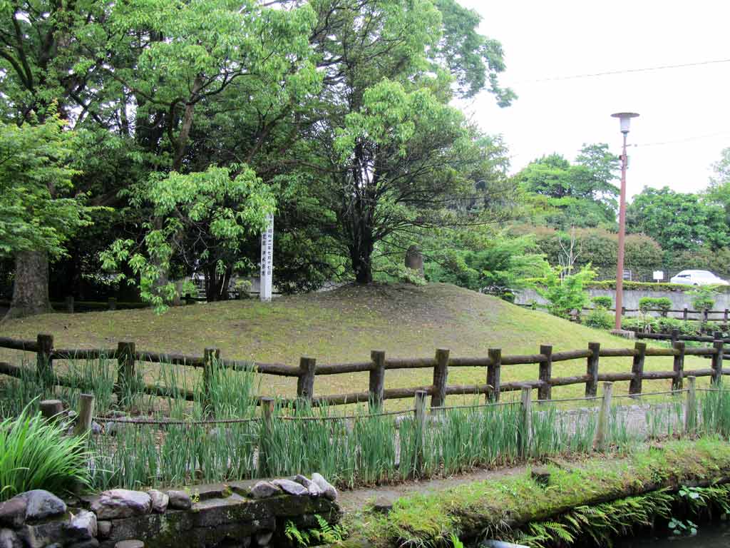 都城市沖水古墳（北より）