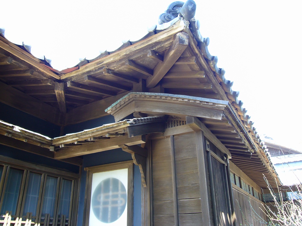 主屋の壁と屋根構造