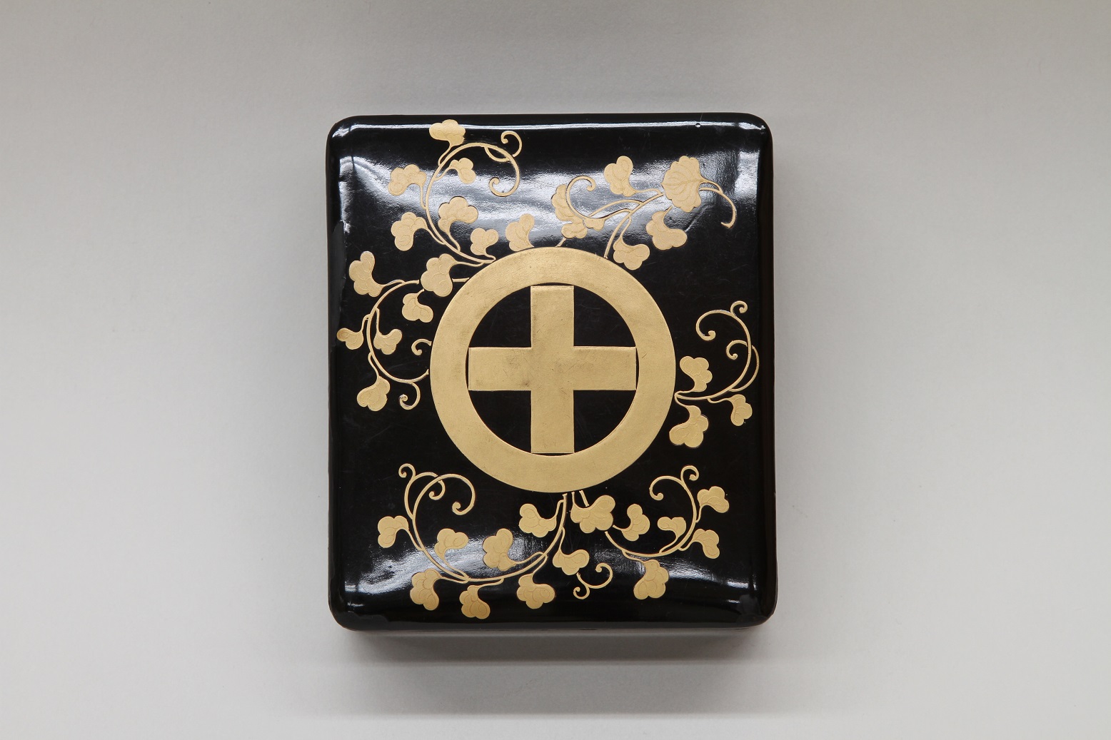 唐草に丸に十文字蒔絵箱