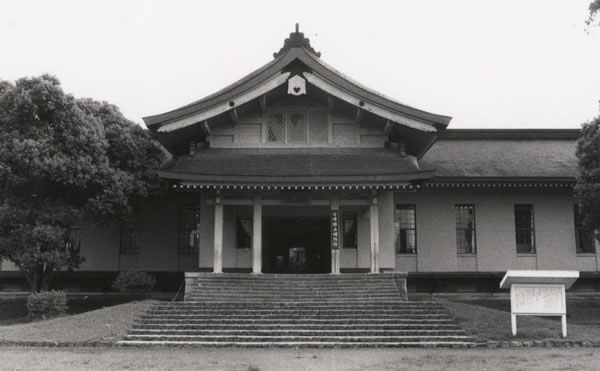 県立博物館（徴古館）正面